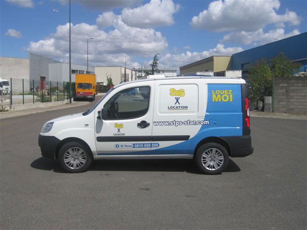 Marquage de flotte STPS Location sur une fourgonnette blanche et bleue