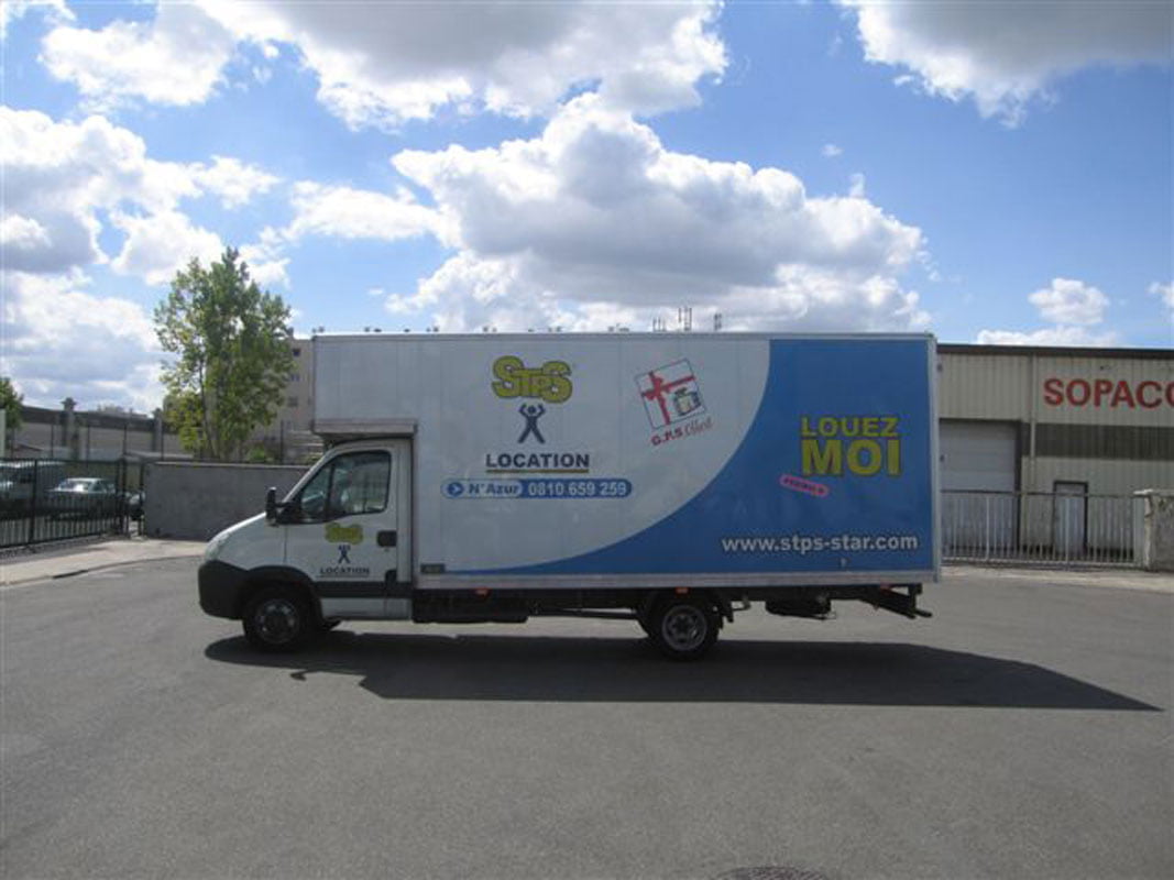 Marquage de flotte STPS Location sur le flanc d’un camion caisse