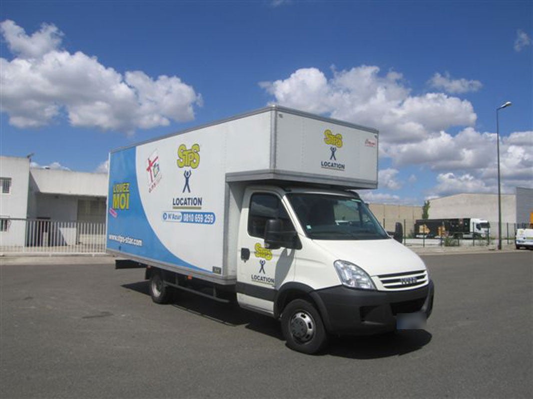 Marquage de flotte STPS Location sur un camion caisse vu de trois-quarts
