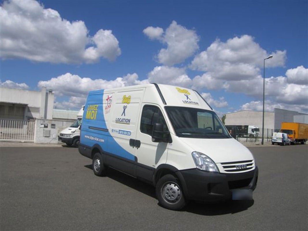Marquage de flotte STPS Location sur un fourgon vu de trois-quarts