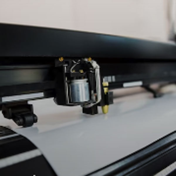 Plotter de découpe adhésive pour la fabrication d’un marquage véhicule