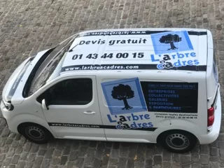 Marquage de véhicule d’entreprise L’Arbre à Cadres sur le toit et les flancs d’un utilitaire blanc