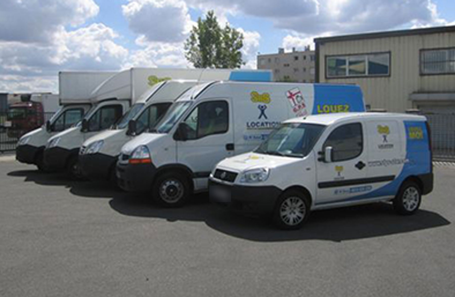 Marquage de flotte de véhicules : utilitaires STPS Location alignés
