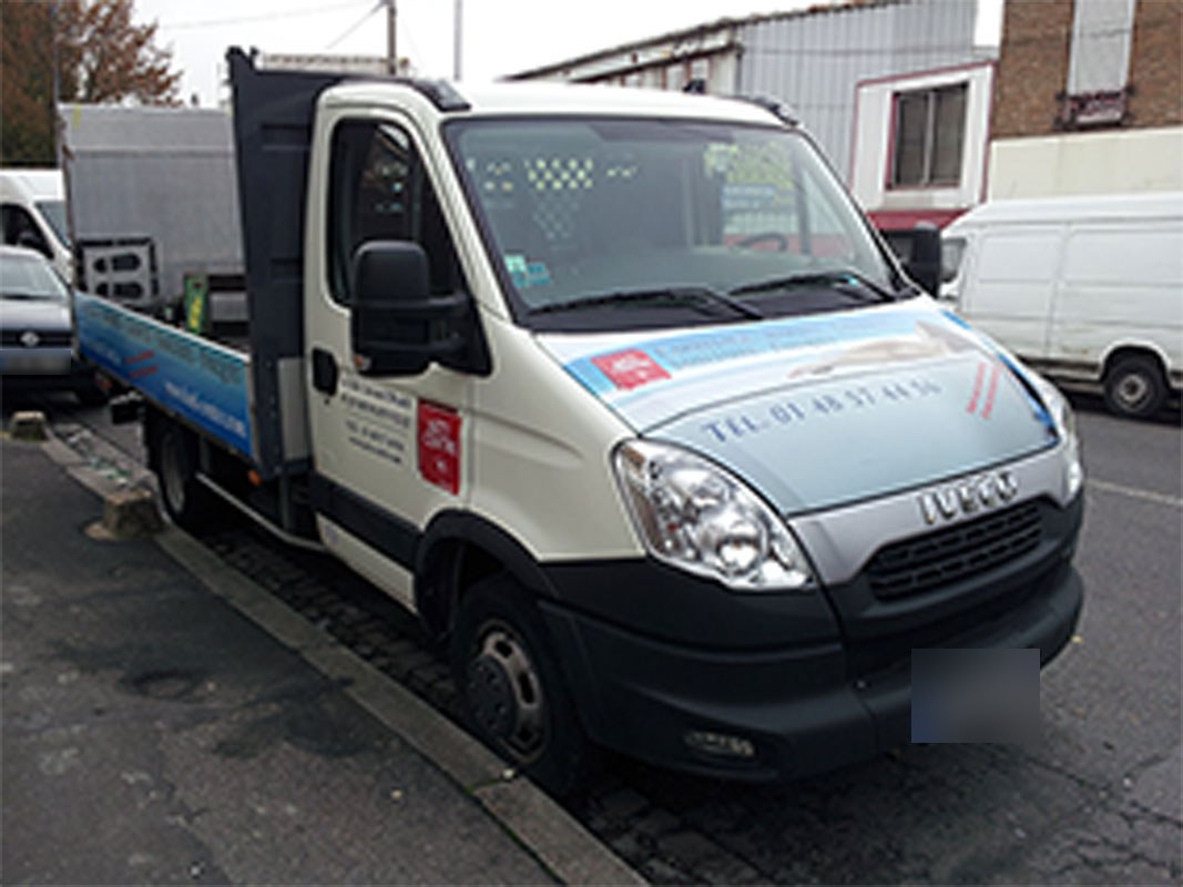 Marquage publicitaire d’utilitaire sur un Iveco benne blanc avec capot et ridelles bleus