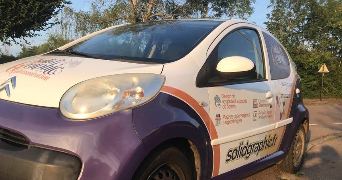 Marquage publicitaire de véhicule sur une Citroën Solidgraphic violet, blanc et orange