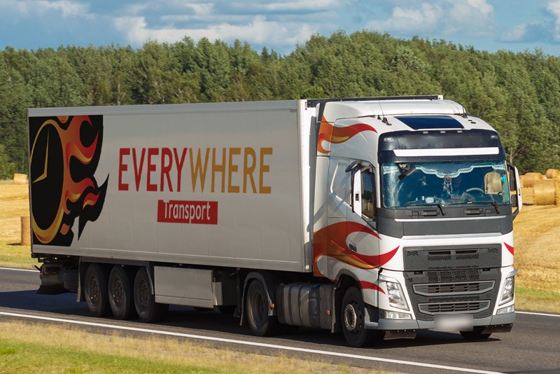 Marquage de poids lourd et semi-remorque Everywhere Transport rouge et orange